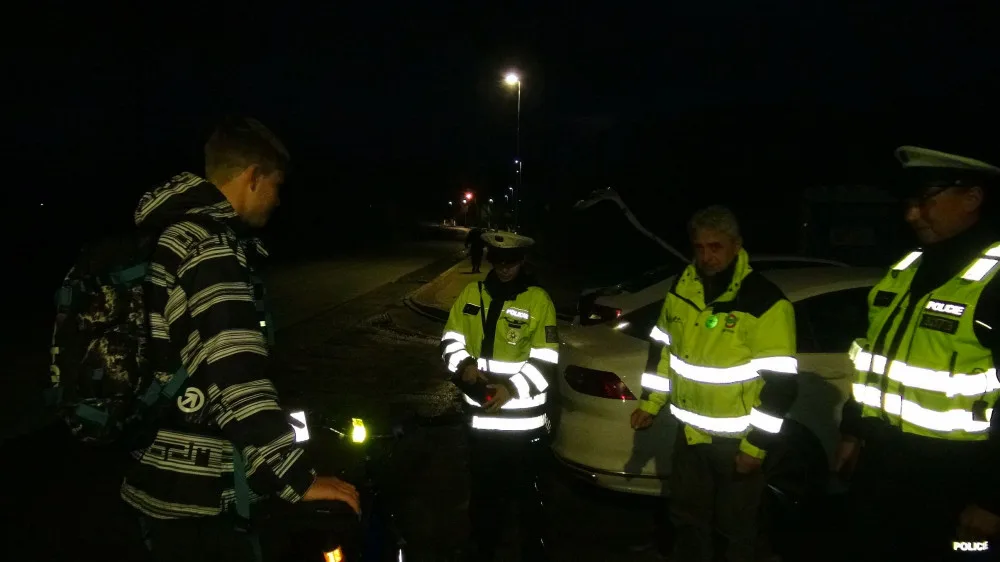 Později se rozednívá a dřív stmívá, policie dohlíží na viditelnost chodců