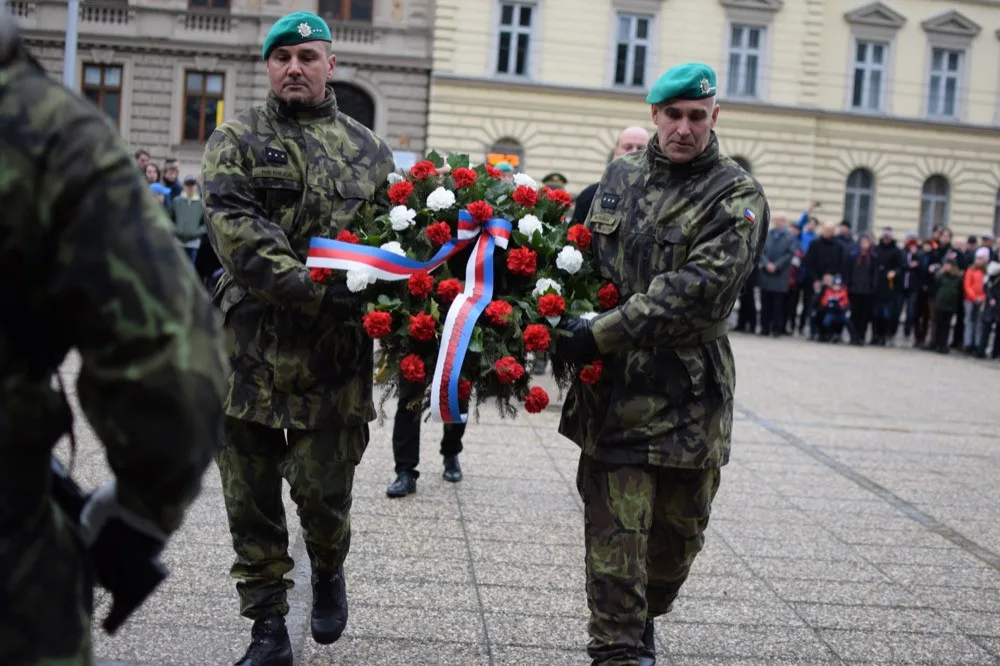 FOTO/VIDEO: Podívejte se, jak probíhal pietní akt u pomníku T G. Masaryka k 28. říjnu