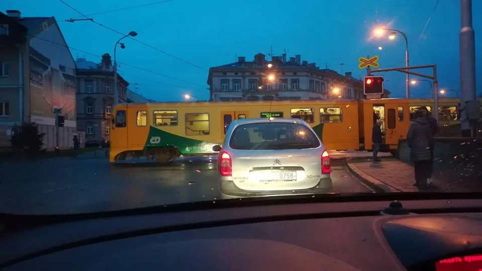 Na přejezdu u zastávky Olomouc město se střetlo auto s vlakem. Řidič Toyoty z místa nehody ujel