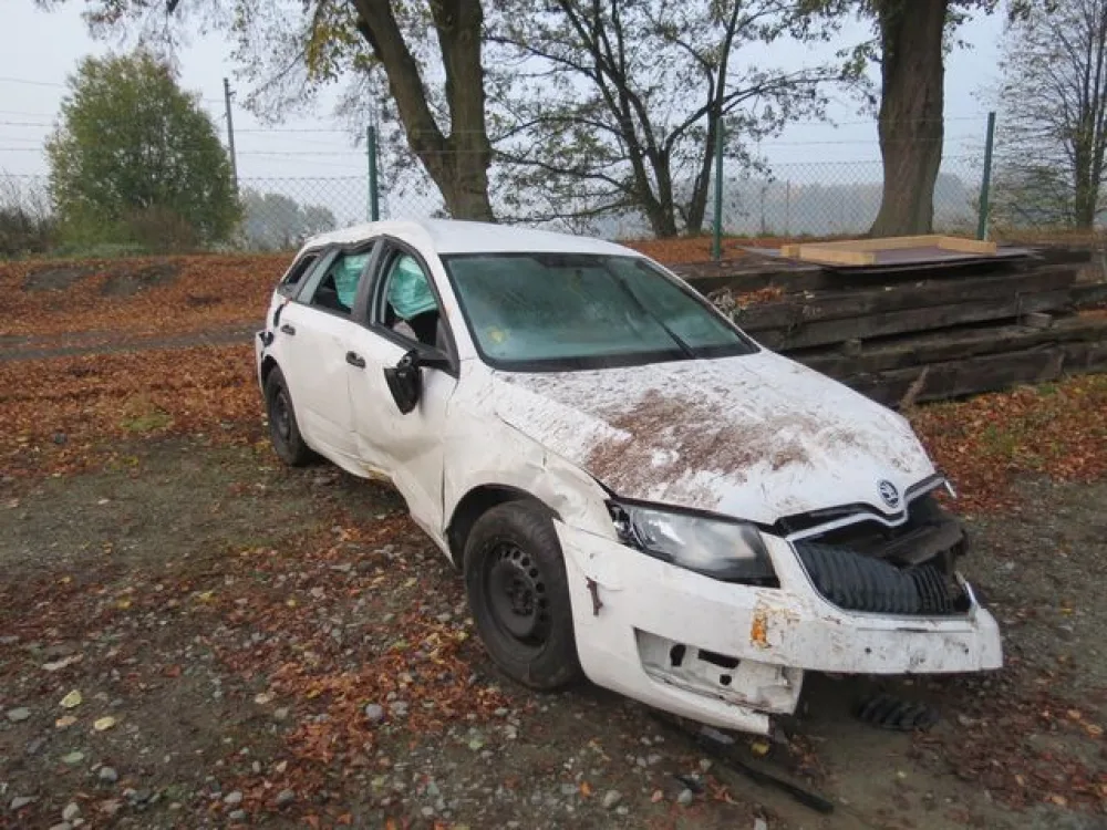 Řidič dostal smyk a s autem spadl ze srázu. Škoda na autě je za čtyři sta tisíc