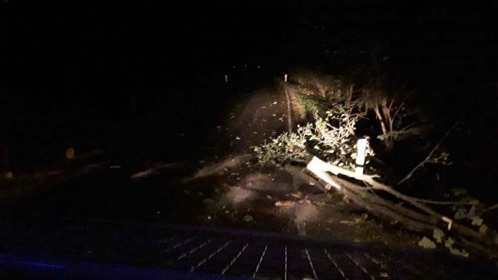 FOTO: Hasiči v noci zasahovali u čtyřiceti případů, silný vítr láme stromy a situace se neuklidňuje