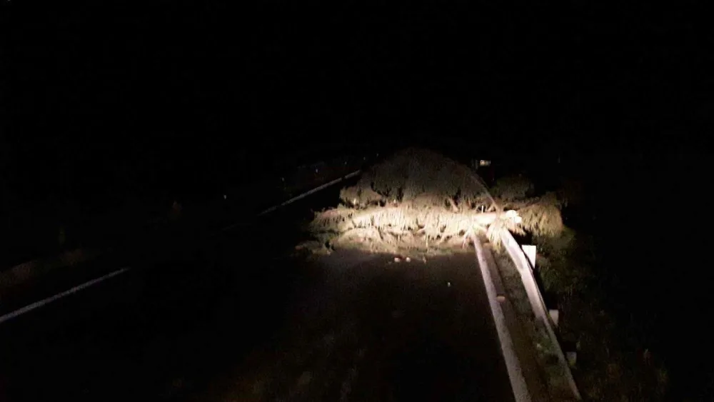 FOTO: Hasiči v noci zasahovali u čtyřiceti případů, silný vítr láme stromy a situace se neuklidňuje