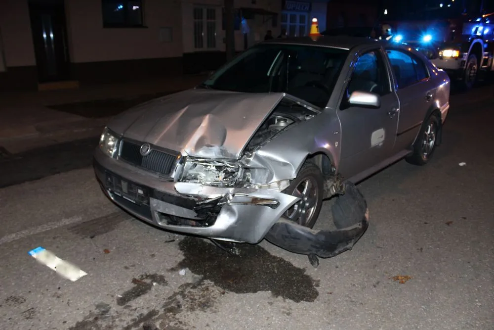 Řidič Octavie přejel do protisměru, kde narazil do zaparkovaného Mercedesu, který byl odhozen na další auto