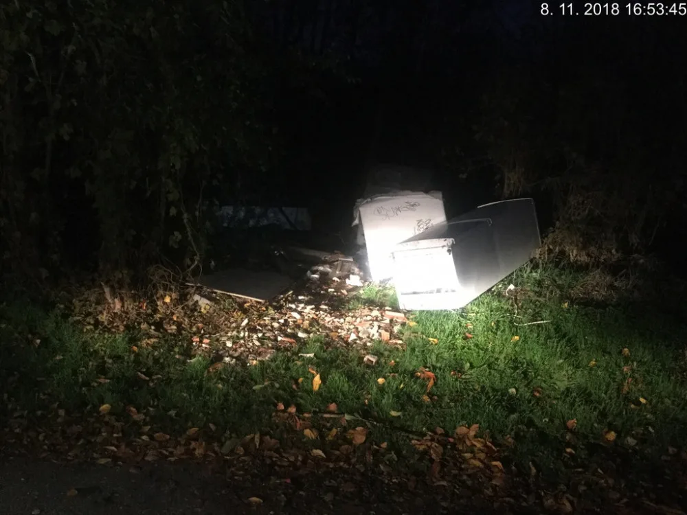 Muž vyhodil starou lednici do trávy a dopustil se tak přestupku. Policie řešila desítky případů v souvislosti se zakládáním skládek