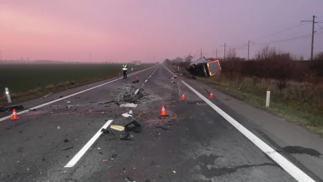 FOTO: Při tragické nehodě zemřel dvaačtyřicetiletý cizinec. Najel do protisměru a čelně narazil do kamionu