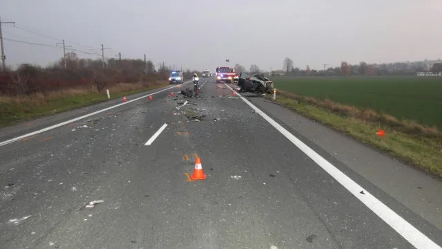 FOTO: Při tragické nehodě zemřel dvaačtyřicetiletý cizinec. Najel do protisměru a čelně narazil do kamionu