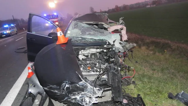 FOTO: Při tragické nehodě zemřel dvaačtyřicetiletý cizinec. Najel do protisměru a čelně narazil do kamionu