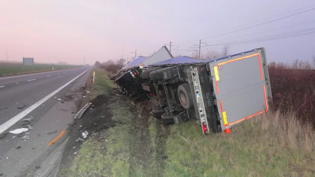 FOTO: Při tragické nehodě zemřel dvaačtyřicetiletý cizinec. Najel do protisměru a čelně narazil do kamionu