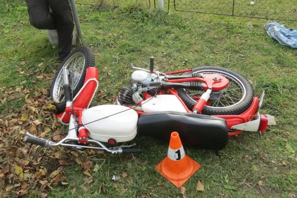 Sedmašedesátiletý motorkář se srazil s osobním autem, je vážně zraněný