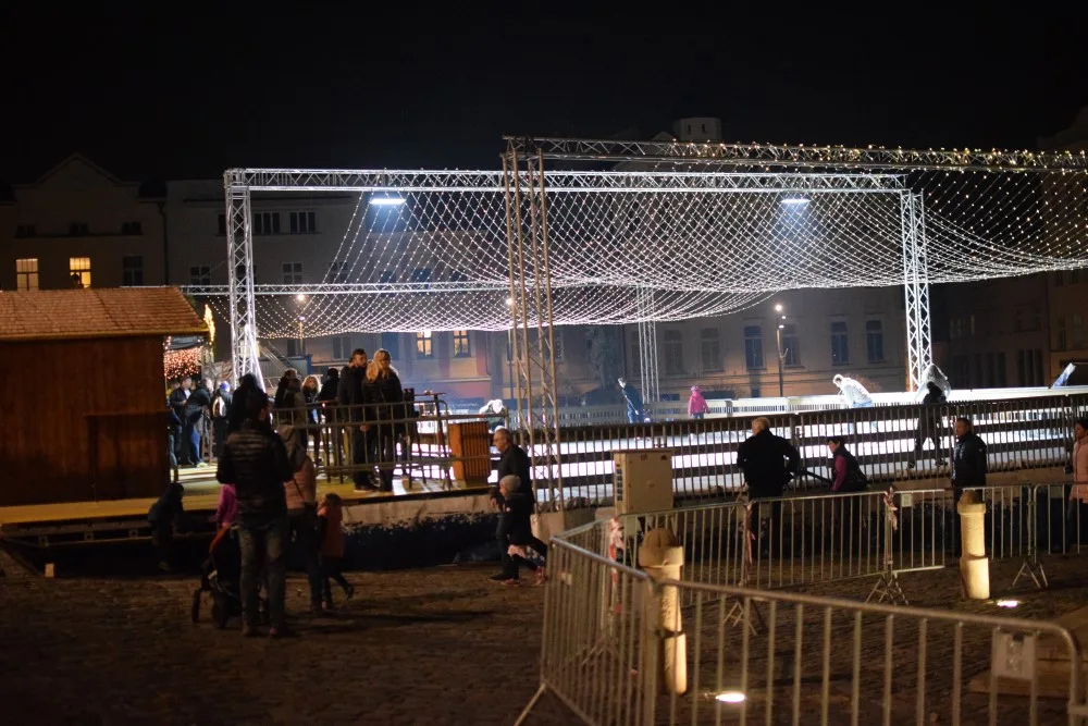 FOTO/VIDEO: Na olomouckém Dolním náměstí se bruslí. Punčová sezóna je zahájena