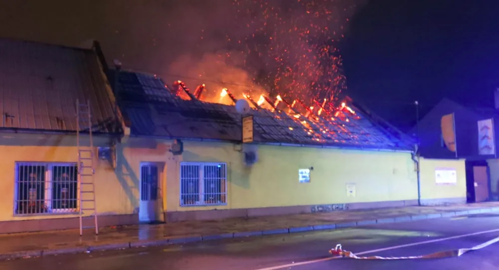 FOTO/VIDEO: V Holici nad ránem kompetně vyhořelo bistro