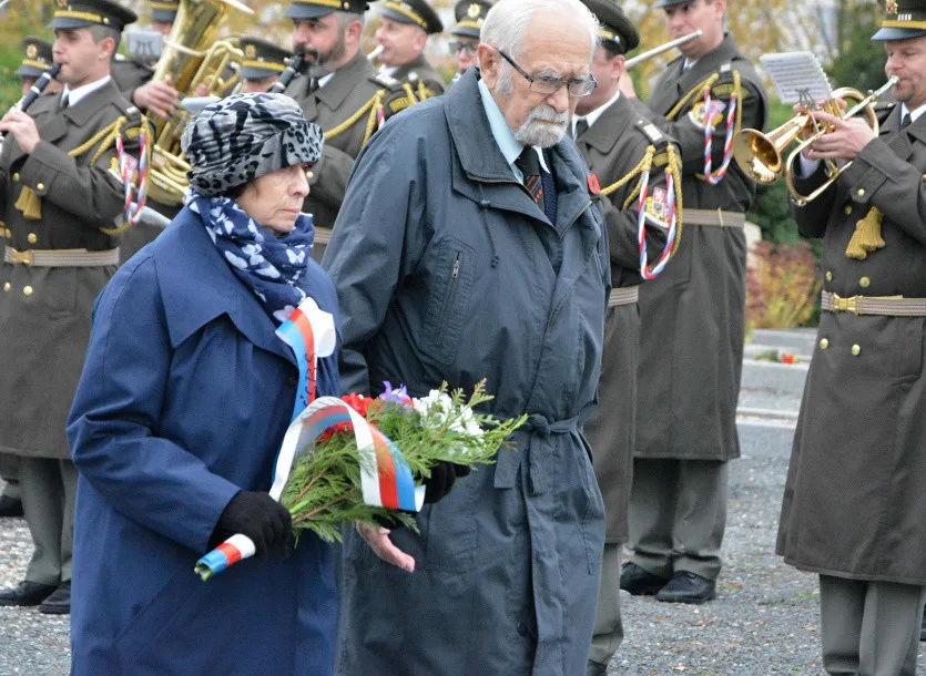 FOTO: Olomoučané si připomněli Den veteránů na hřbitovech v Neředíně a Černovíře a u pomníku v Řepčíně