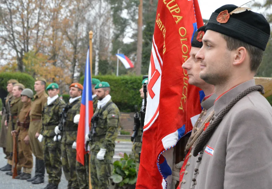 FOTO: Olomoučané si připomněli Den veteránů na hřbitovech v Neředíně a Černovíře a u pomníku v Řepčíně