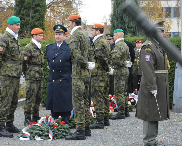 FOTO: Olomoučané si připomněli Den veteránů na hřbitovech v Neředíně a Černovíře a u pomníku v Řepčíně