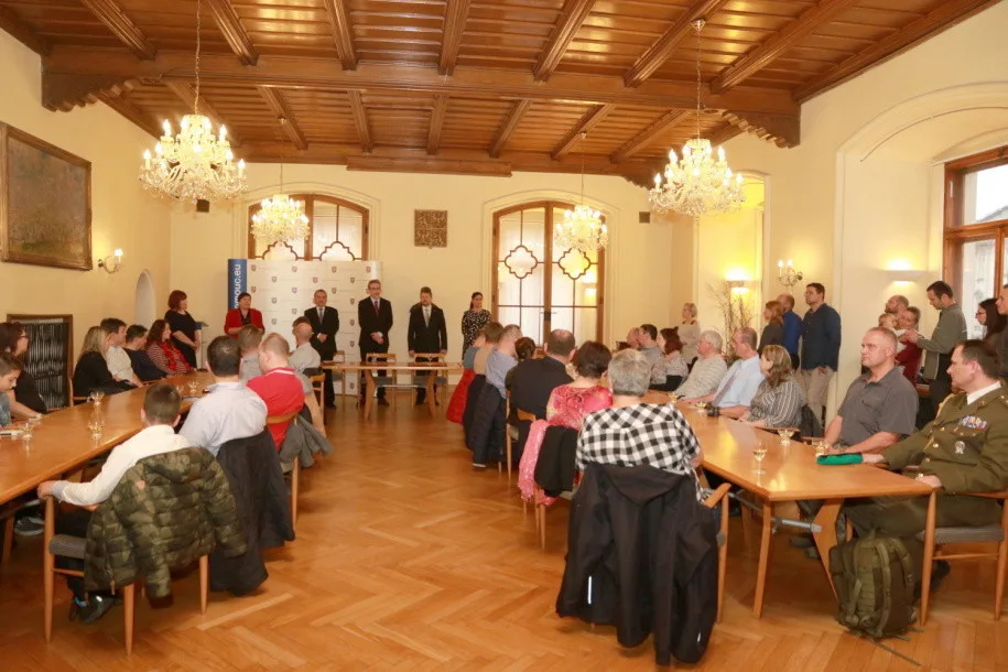 FOTO: Čtyřicet dárců krve si na olomoucké radnici převzalo zlaté medaile za čtyřicet odběrů