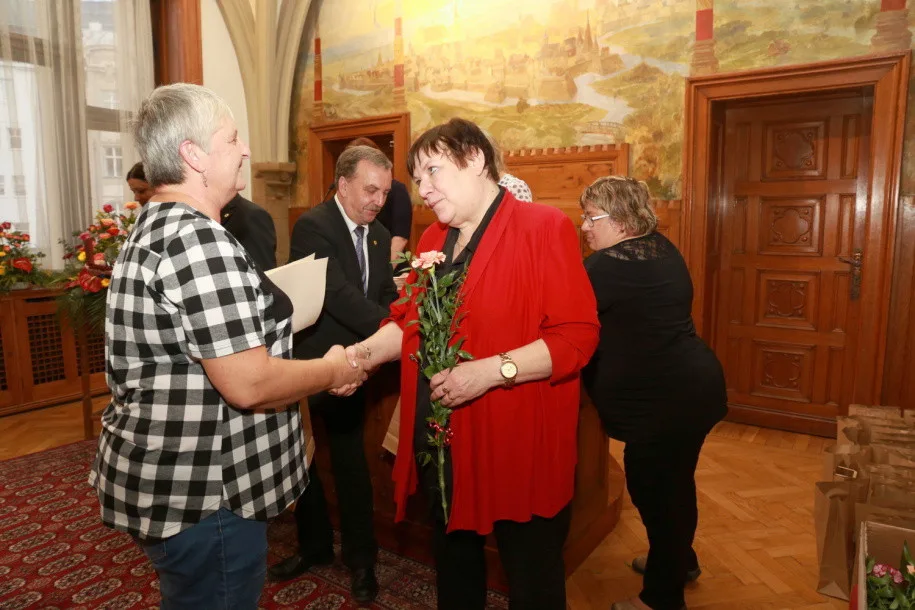FOTO: Čtyřicet dárců krve si na olomoucké radnici převzalo zlaté medaile za čtyřicet odběrů
