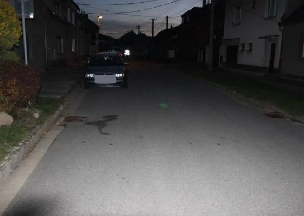 Muž na elektrické koloběžce srazil chodkyni, ta skončila v nemocnici. Policie pátrá po svědcích nehody