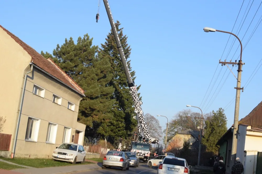 FOTO/VIDEO: Ve Věrovanech se kácí dvacetimetrová douglaska, čeká ji převoz na Horní náměstí do Olomouce