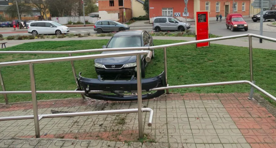 Opilá řidička nezvládla výjezd z kruhového objezdu, její auto skončilo "zakouslé" v zábradlí o několik metrů dál