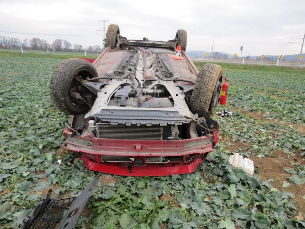 Seniora přemohla při řízení únava. Po kotrmelcích skončilo auto na střeše v poli