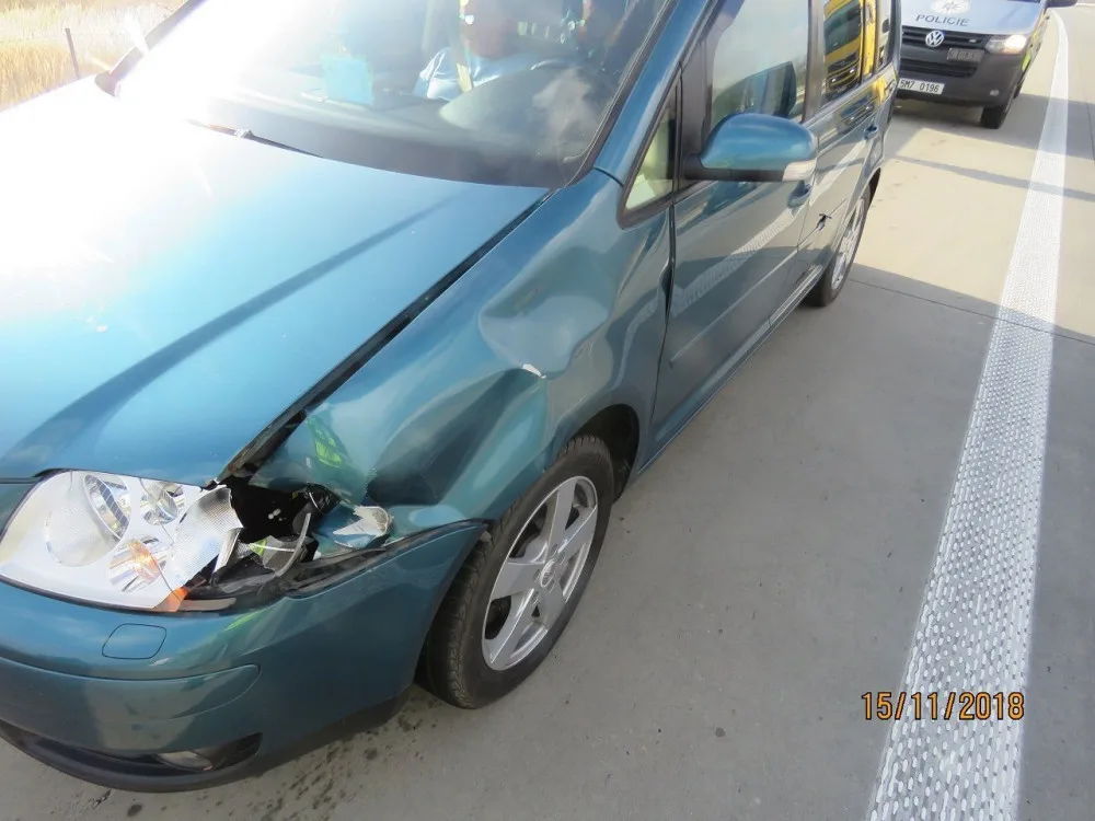 Z auta spadla ocelová tyč, která poškodila auto jedoucí v jiném pruhu. Policie hledá svědky
