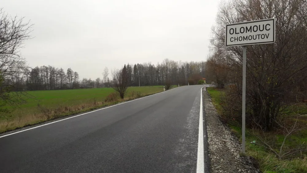 FOTO/VIDEO: Silnice mezi Olomoucí a Chomoutovem je průjezdná, oprava stála 15 milionů