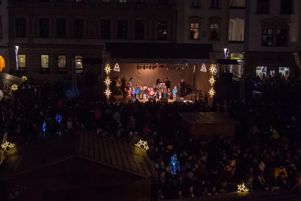 FOTO/VIDEO: Olomoucký vánoční strom dostal jméno Štístko. Podívejte se na fotky z rozsvícení!