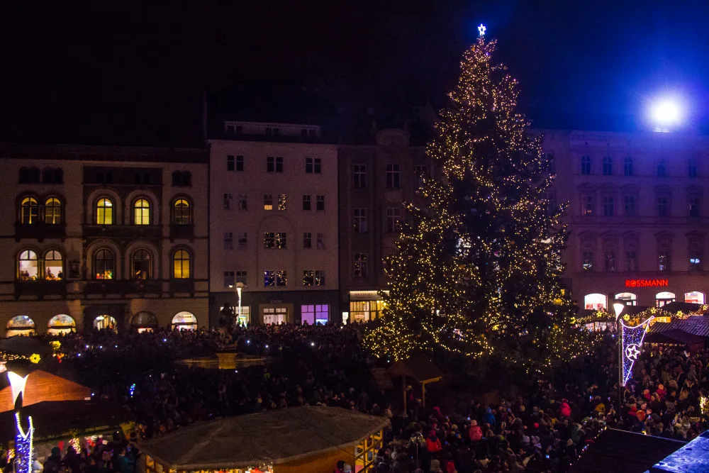 FOTO/VIDEO: Olomoucký vánoční strom dostal jméno Štístko. Podívejte se na fotky z rozsvícení!