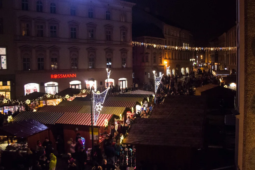 FOTO/VIDEO: Olomoucký vánoční strom dostal jméno Štístko. Podívejte se na fotky z rozsvícení!