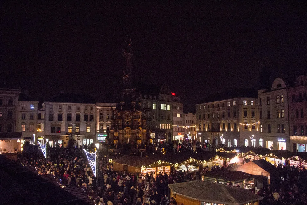 FOTO/VIDEO: Olomoucký vánoční strom dostal jméno Štístko. Podívejte se na fotky z rozsvícení!