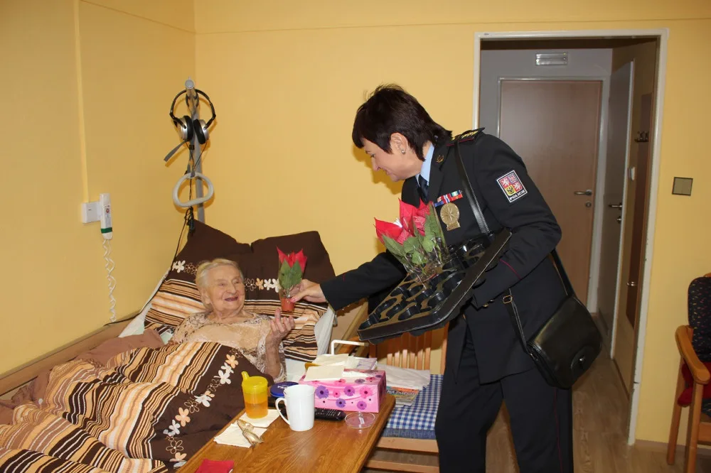 FOTO: Téměř dvě stě vánočních hvězd darovali policisté seniorům