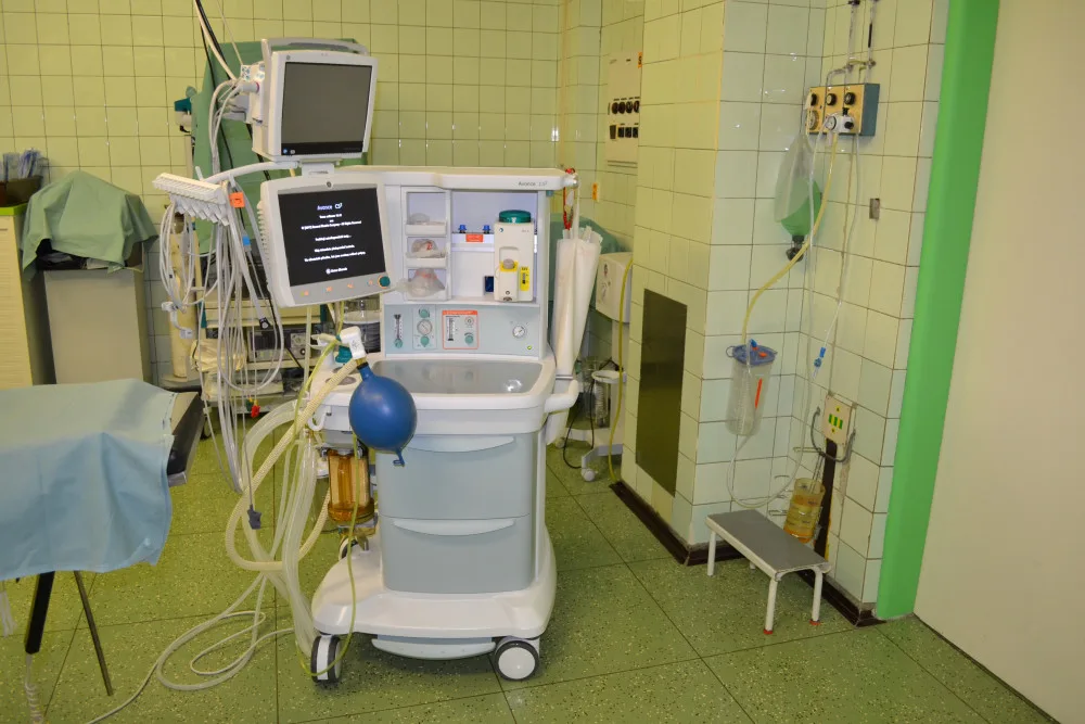 Přístroj na podání celkové anestezie nebo operační svítidlo. Jesenická nemocnice zakoupila nové přístroje