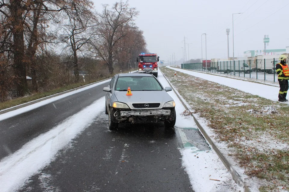 Řidička dostala na uježděném sněhu smyk a havarovala. Navrch dostala od policie pokutu