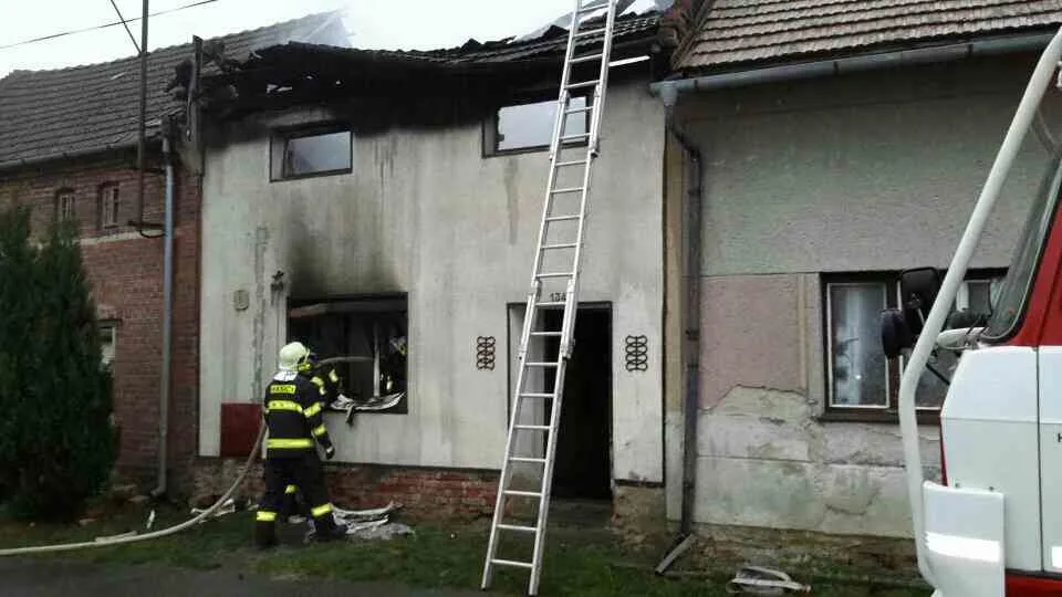 Hasiči nad ránem likvidovali požár rodinného domu. Ze sousedního domu bylo evakuováno několik osob