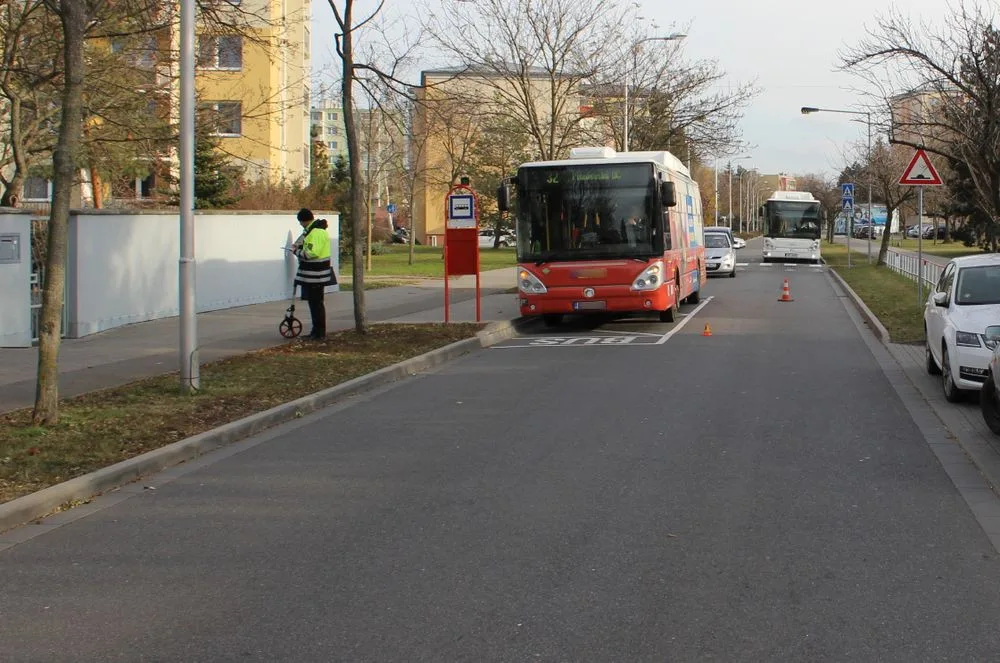 Desetiletý chlapec vběhl zpoza autobusu před rozjeté BMW. Skončil v nemocnici