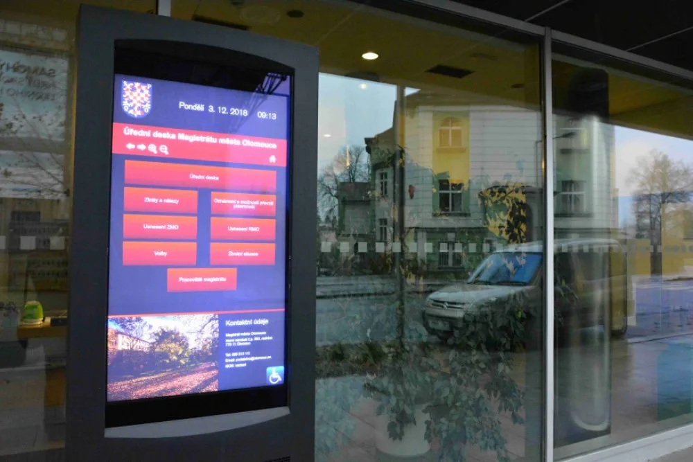 Úřední desky mají v Olomouci nově podobu tabletu s dotykovou obrazovkou. Jeden stojí půl milionu