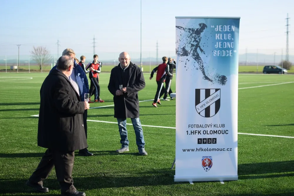 FOTO/VIDEO: V Holici dnes slavnostně otevřeli zrekonstruované hřiště. Povrch tvoří umělý trávník třetí generace