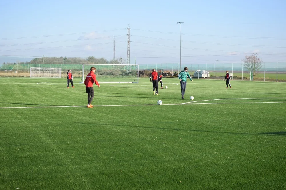 FOTO/VIDEO: V Holici dnes slavnostně otevřeli zrekonstruované hřiště. Povrch tvoří umělý trávník třetí generace