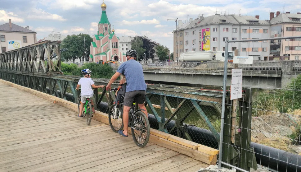 Stavba nového mostu v Komenského ulici se nečekaně komplikuje