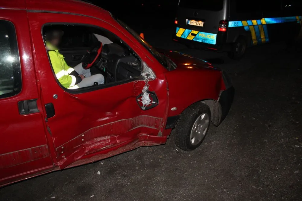 Řidička podcenila jízdu na namrzlé silnici. Dostala smyk a narazila do pouliční lampy