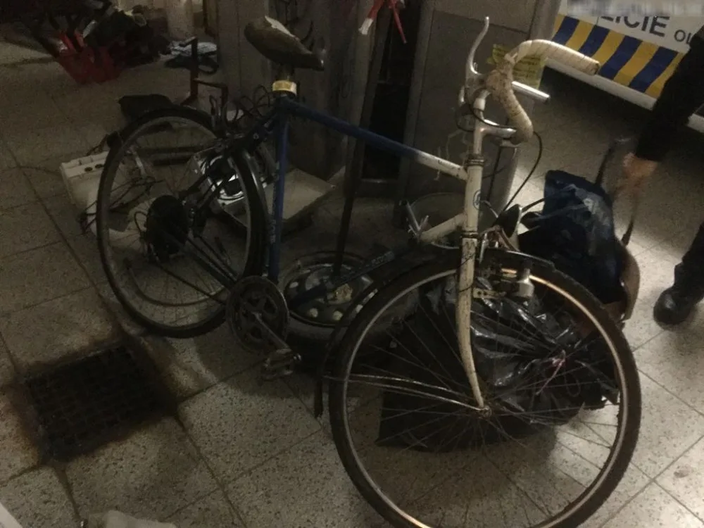 Lidé nahlásili opilého cyklistu ve Slavoníně. Strážníci ho sice našli v příkopě, opilý však nebyl