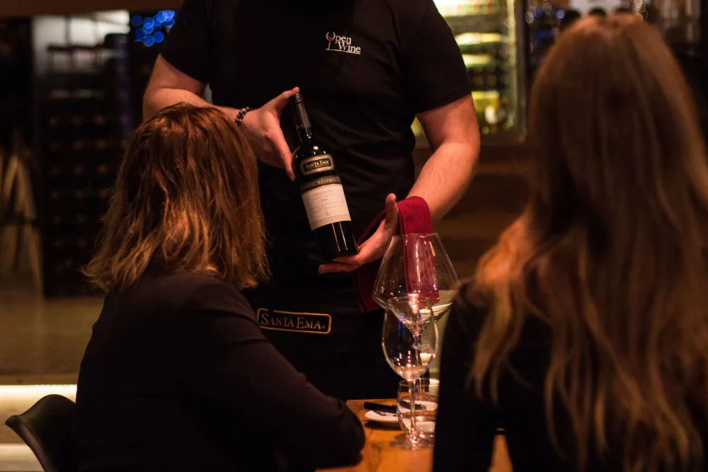 Úspěch OpenWine Latino baru tkví v kvalitním víně a odborné obsluze, říká jeho majitel Jorge Atisha