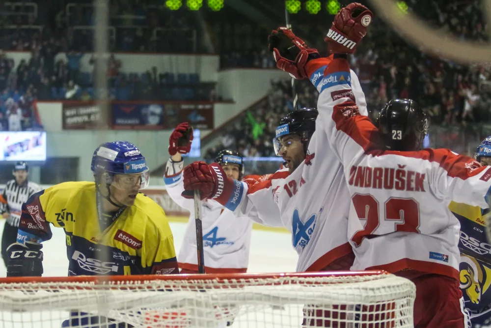 FOTOGALERIE: Souboj kohoutů s ševci měl všechno – od bitek až po sladkou oslavu vítězství