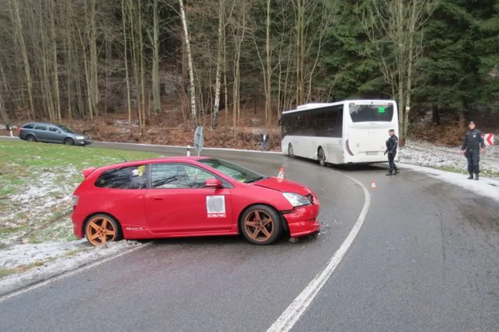 Řidič jel příliš rychle a v zatáčce narazil do autobusu. Nadýchal téměř dvě a půl promile