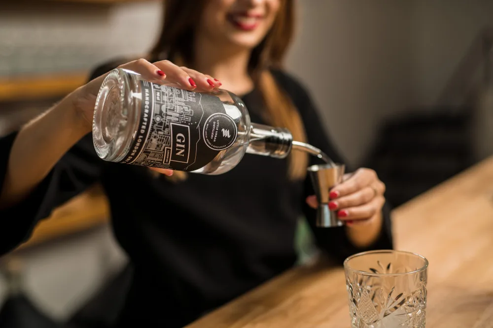 SOUTĚŽ: Vyrobte si svůj vlastní gin v Little Urban Distillery nebo zážitek darujte na Vánoce. Soutěžte o poukaz!