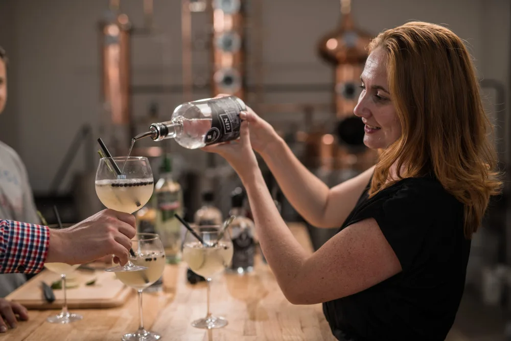 SOUTĚŽ: Vyrobte si svůj vlastní gin v Little Urban Distillery nebo zážitek darujte na Vánoce. Soutěžte o poukaz!