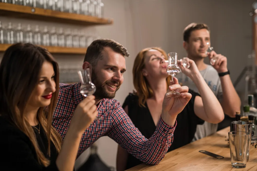 SOUTĚŽ: Vyrobte si svůj vlastní gin v Little Urban Distillery nebo zážitek darujte na Vánoce. Soutěžte o poukaz!