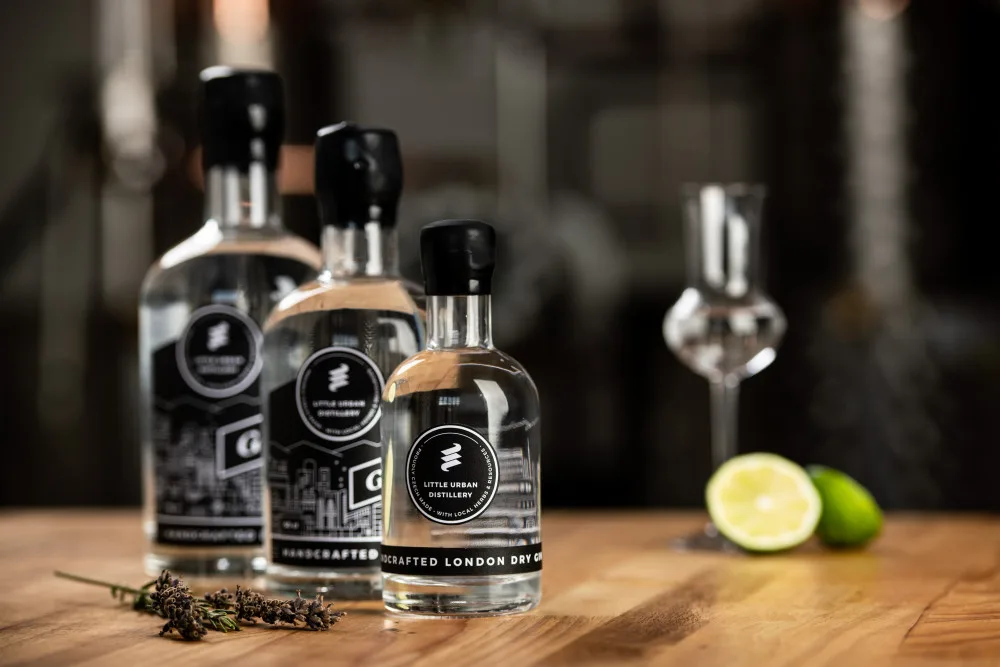 SOUTĚŽ: Vyrobte si svůj vlastní gin v Little Urban Distillery nebo zážitek darujte na Vánoce. Soutěžte o poukaz!
