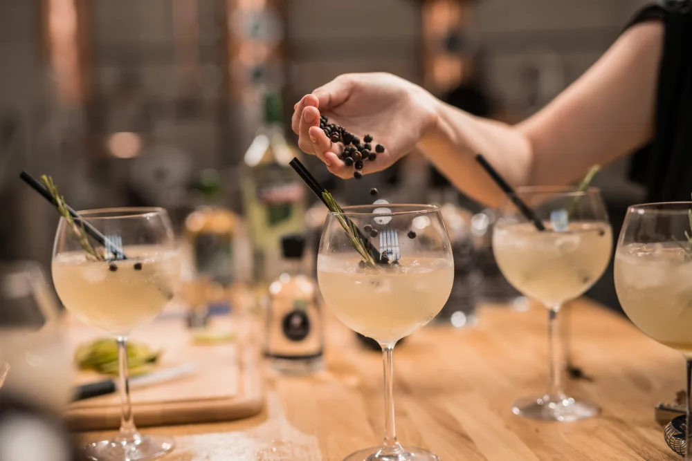 SOUTĚŽ: Vyrobte si svůj vlastní gin v Little Urban Distillery nebo zážitek darujte na Vánoce. Soutěžte o poukaz!
