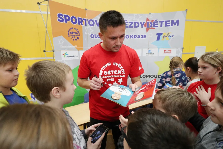 FOTO: Tomáš Rosický, Radek Štěpánek nebo Jiří Veselý soutěžili s dětmi v olomoucké Čajkaréně